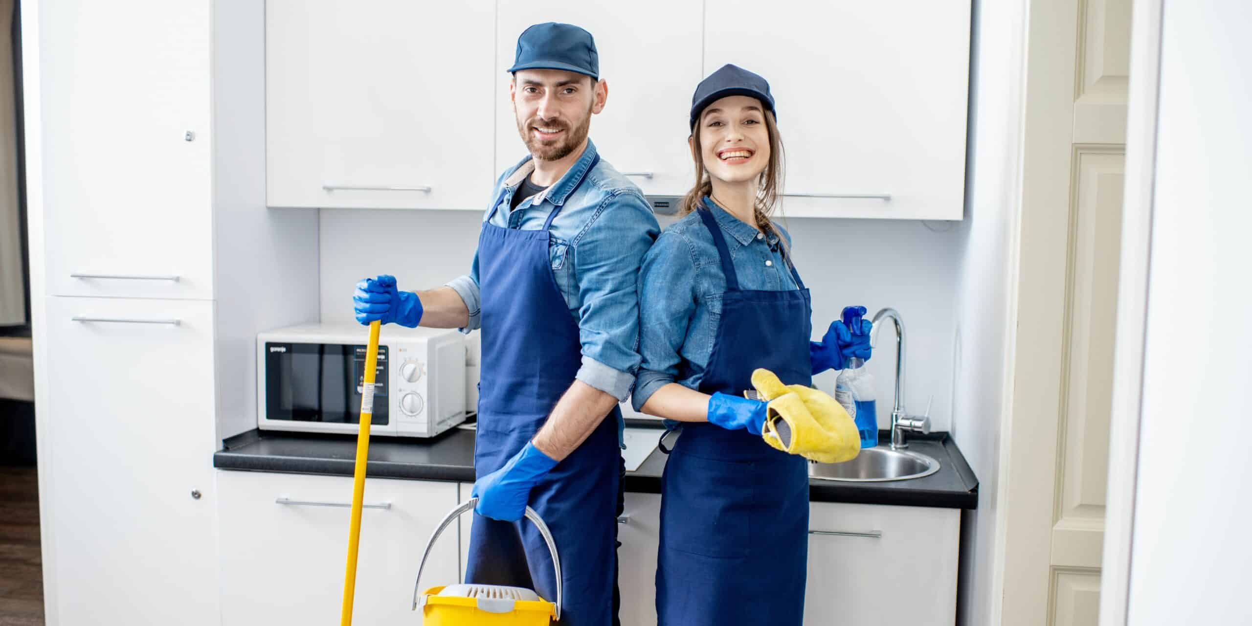 Picture of a man and a woman cleaning the kitchen.