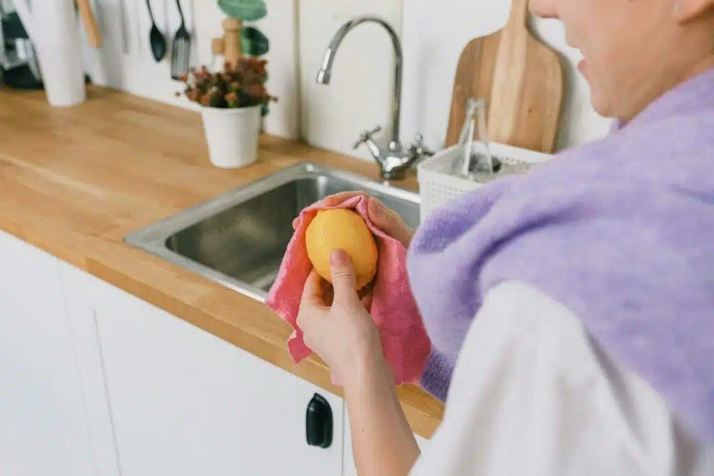 Using Lemo to Clean the Sink